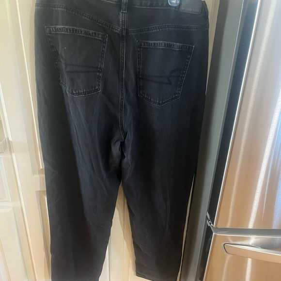 American Eagle Distressed Relaxed mom jeans - Picture 2 of 4